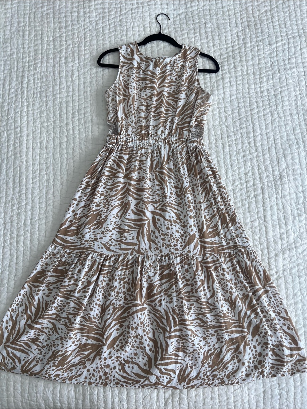 Sincerly Jules | Beige and White Print Tiered Dress | Size M